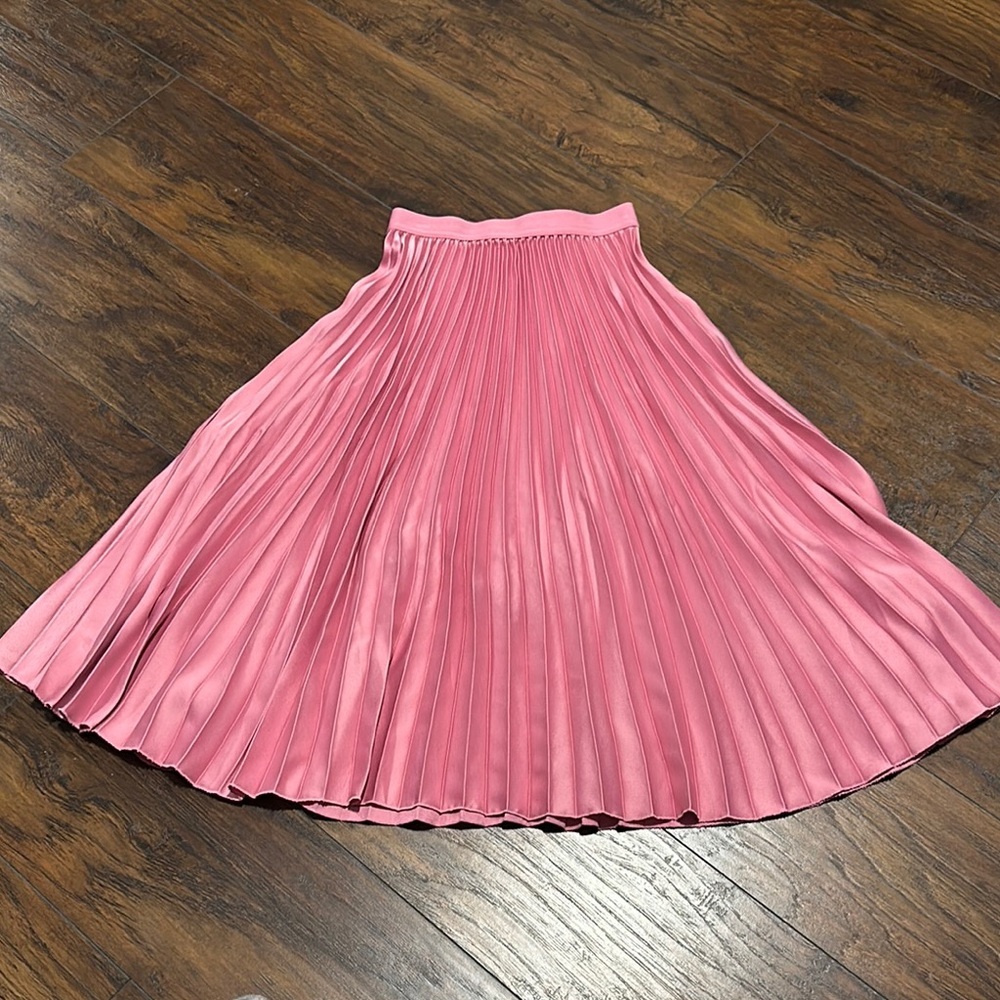 H&M High Waisted Elegant Pink Pleated Stretch Band Shiny Satin Like Skirt - Picture 2 of 8
